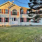 Modern Poconos Home, Game Room, Pool, Waterparks