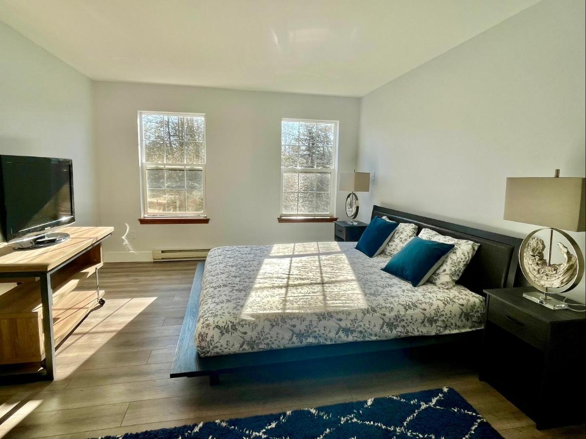 Modern Poconos Home, Game Room, Pool, Waterparks Albrightsville