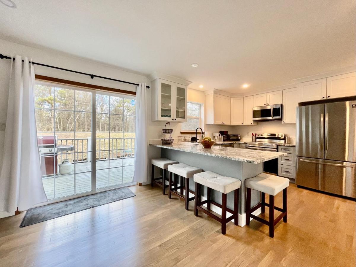 Modern Poconos Home, Game Room, Pool, Waterparks Chalé