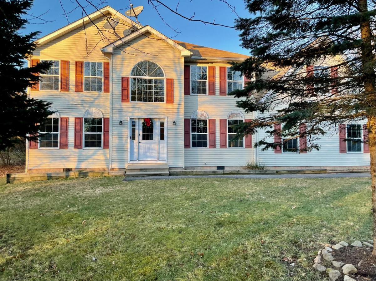Chalé Modern Poconos Home, Game Room, Pool, Waterparks Albrightsville