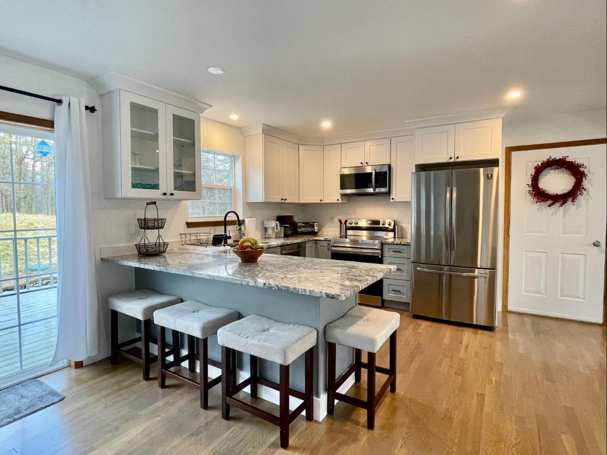 Chalé Modern Poconos Home, Game Room, Pool, Waterparks Albrightsville