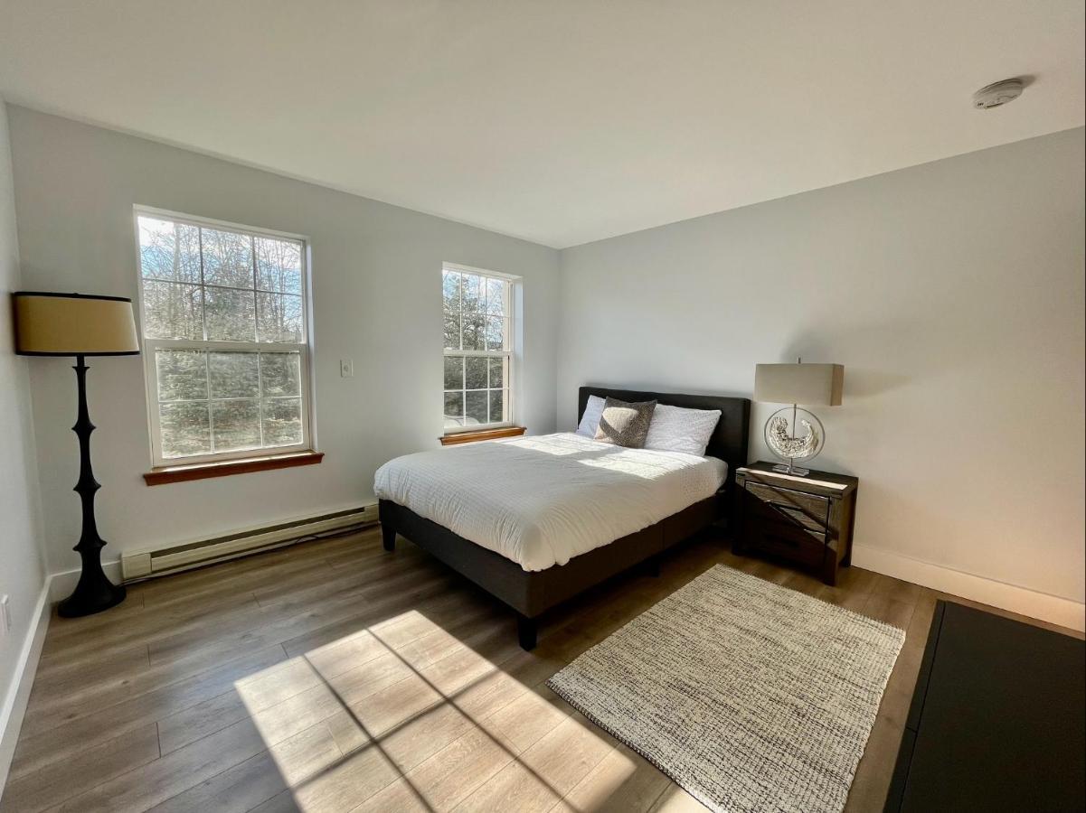 Modern Poconos Home, Game Room, Pool, Waterparks Chalé