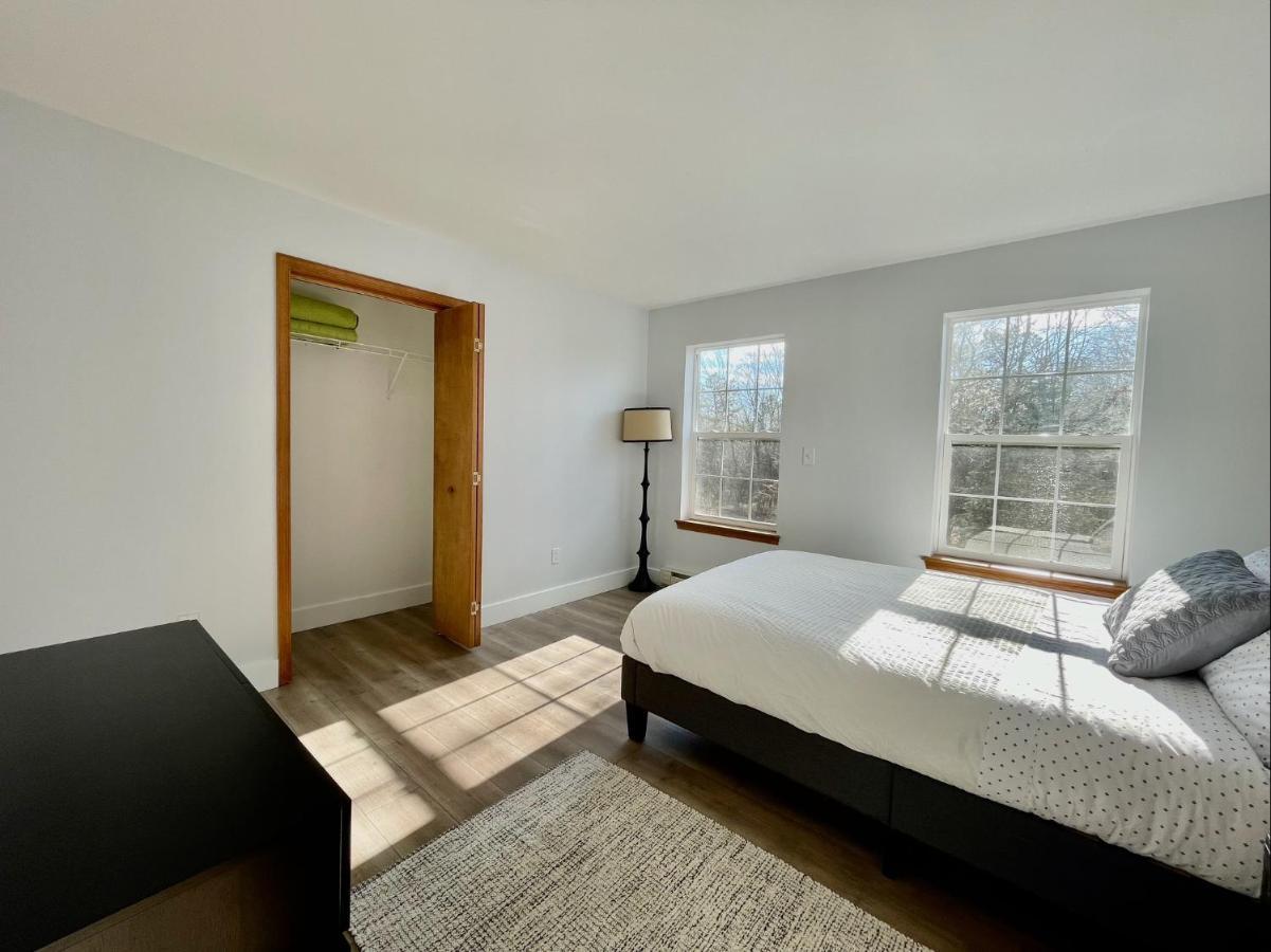 Modern Poconos Home, Game Room, Pool, Waterparks Chalé