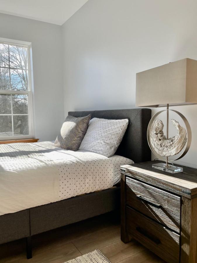 Modern Poconos Home, Game Room, Pool, Waterparks Chalé Albrightsville