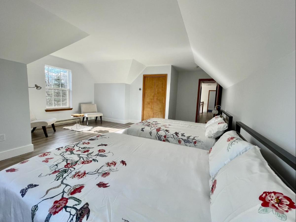 Modern Poconos Home, Game Room, Pool, Waterparks Albrightsville