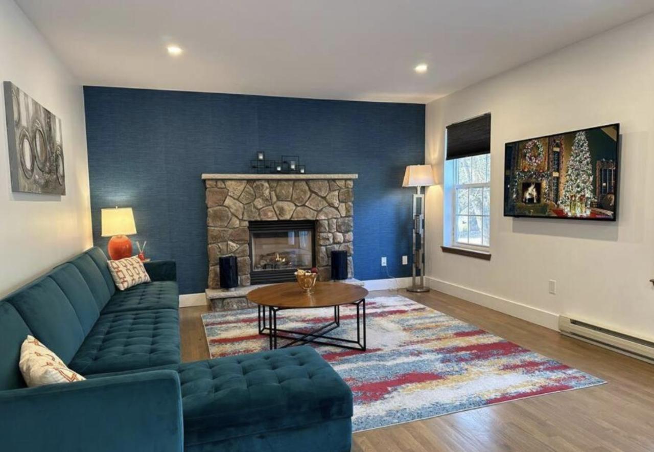 Modern Poconos Home, Game Room, Pool, Waterparks Chalé